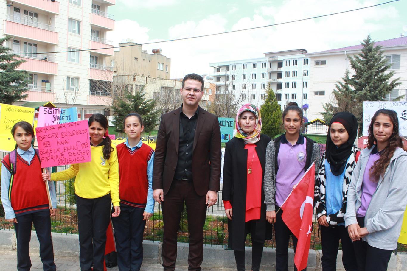 Öğrencilere sevgi ve saygıyı aşılamış kişiler örnek olarak gösterilmeli Öğrencilere sevgi ve saygıyı aşılamış kişiler örnek olarak gösterilmeli